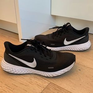 Nike Revolution 5